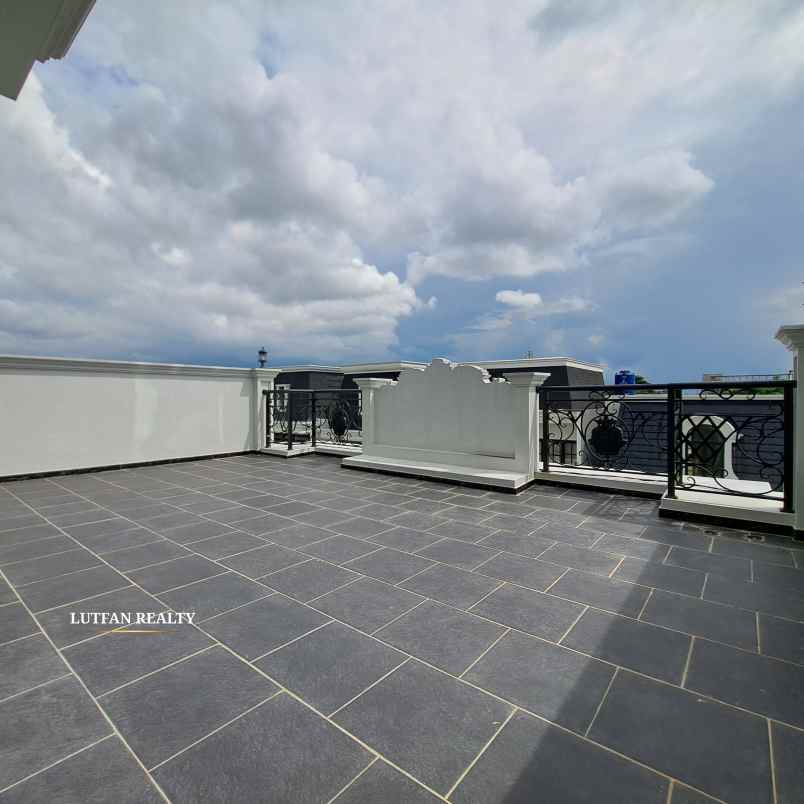 rumah mediterania jagakarsa dalam cluster