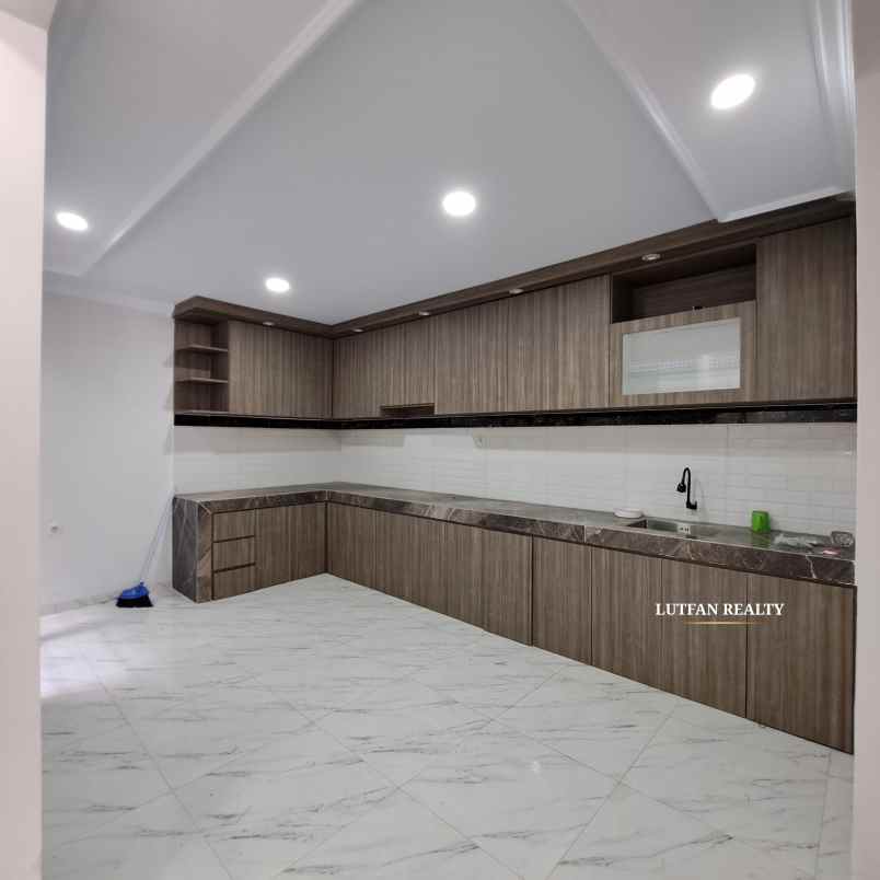 rumah mediterania jagakarsa dalam cluster