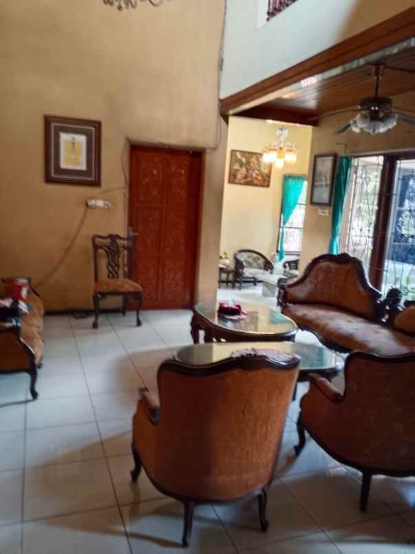 rumah mewah dan strategis di gayungkebonsari surabaya