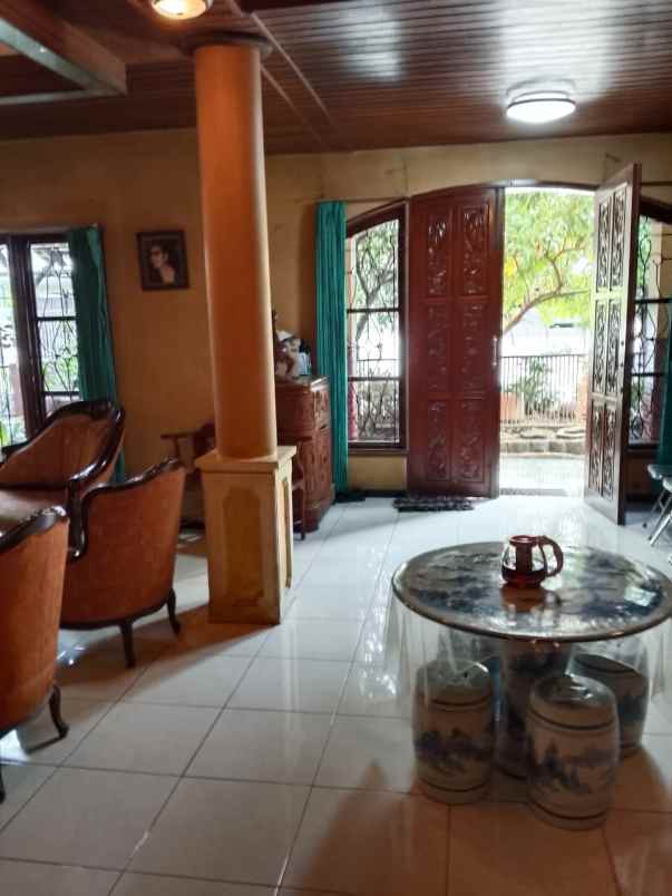 rumah mewah dan strategis di gayungkebonsari surabaya