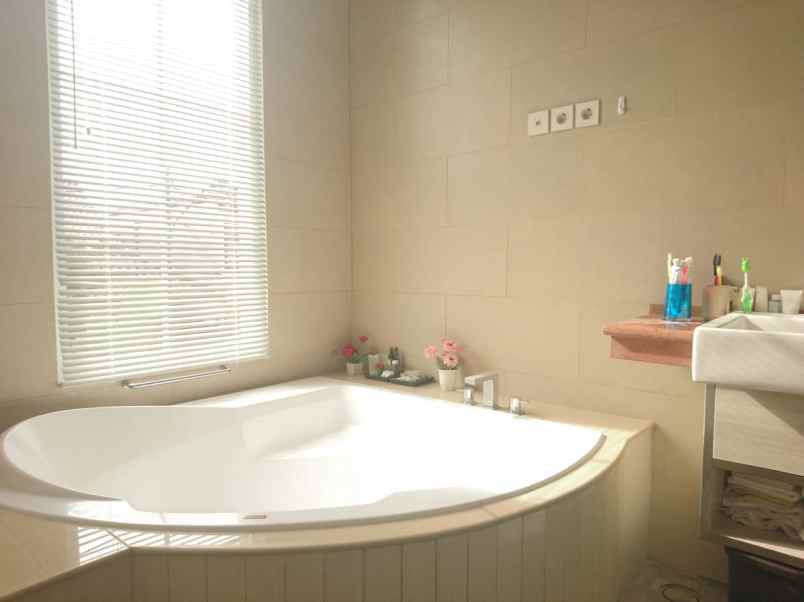 rumah mewah di komplek bulog jatimelati bekasi