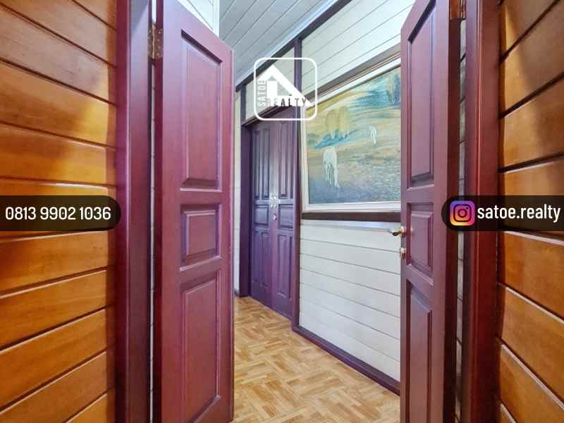 rumah mewah klasik dengan taman luas di jagakarsa