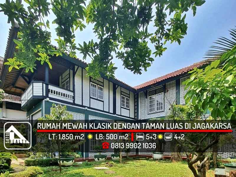rumah mewah klasik dengan taman luas di jagakarsa