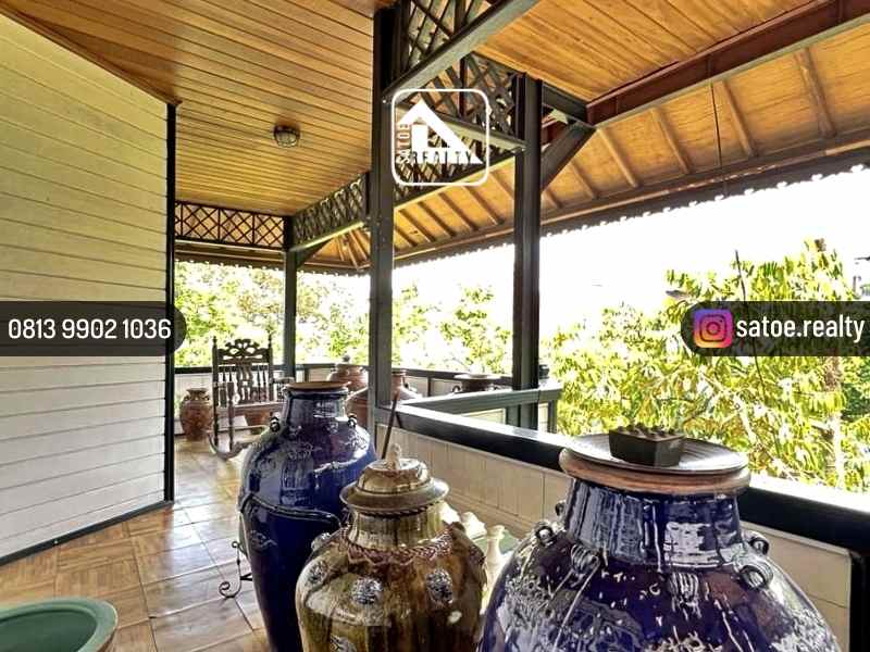 rumah mewah klasik dengan taman luas di jagakarsa