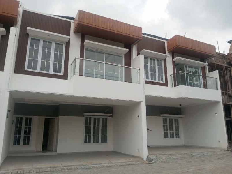 rumah mewah nyaman paling strategis di pasar minggu