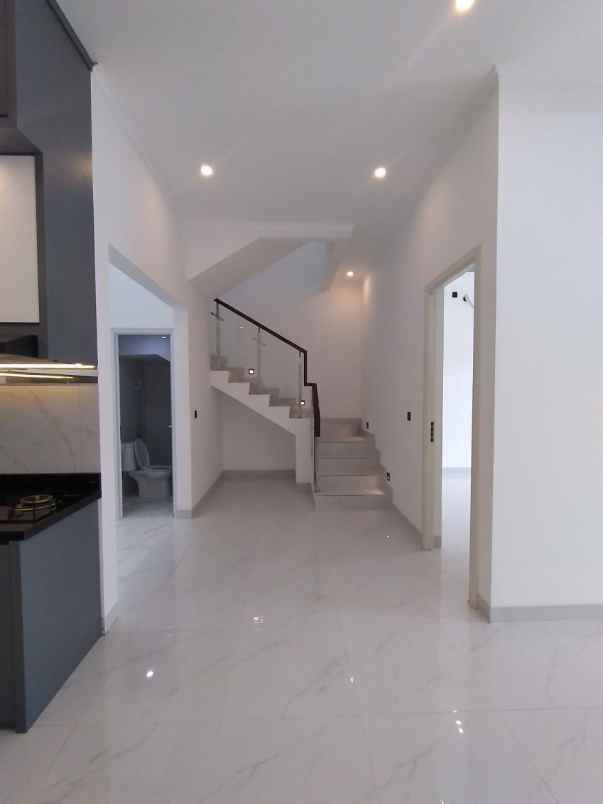 rumah mewah nyaman paling strategis di pasar minggu