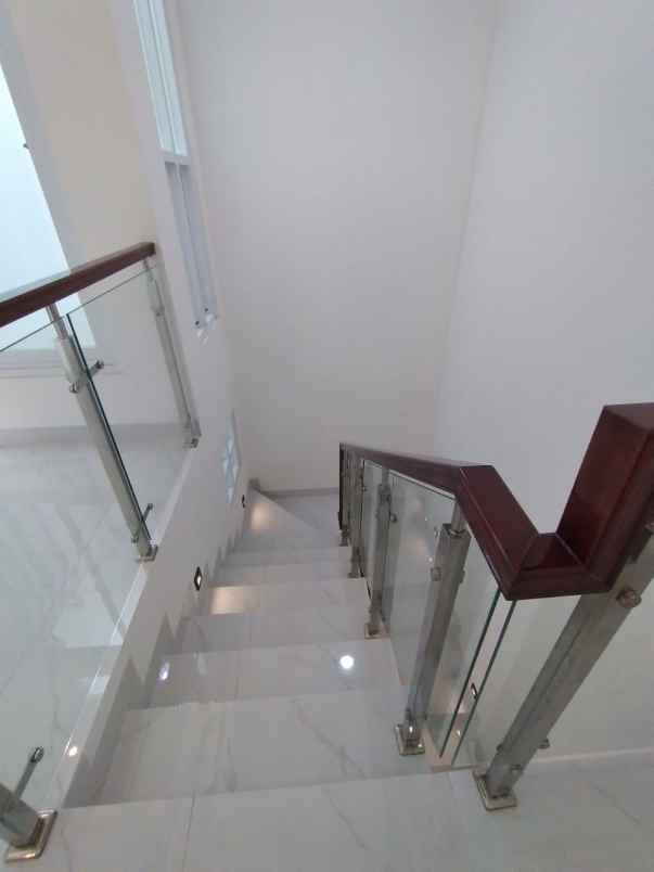 rumah mewah nyaman paling strategis di pasar minggu