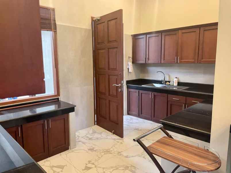 rumah mewah rp13 miliar di pusat kota solo