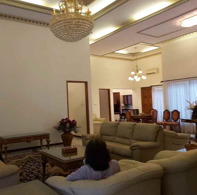 rumah mewah rp13 miliar di pusat kota solo