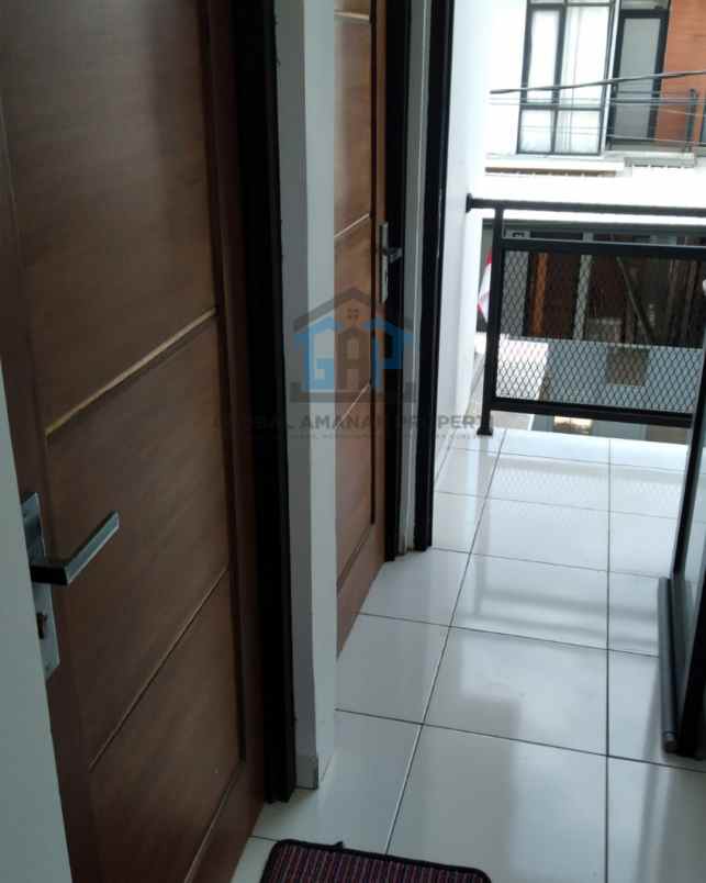 rumah second like new cipageran murah 2 lantai