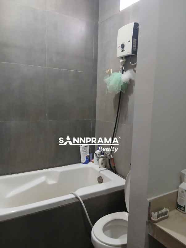 rumah second terawat di mampang depok