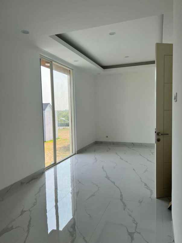 rumah siap huni pakuwon city surabaya 3 lantai