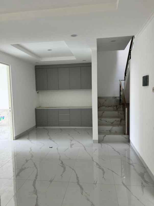 rumah siap huni pakuwon city surabaya 3 lantai