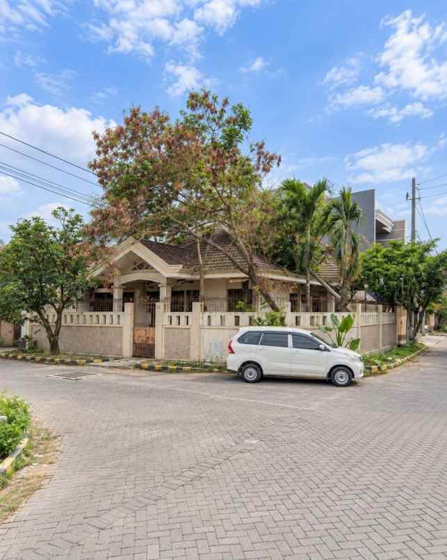 rumah sutorejo timur hook strategis