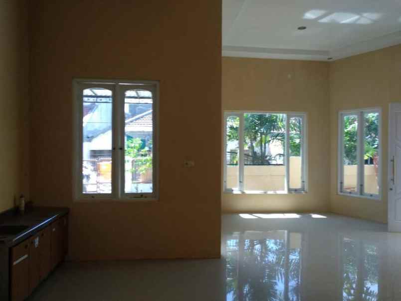 rumah taman mulyosari row jln 8 m