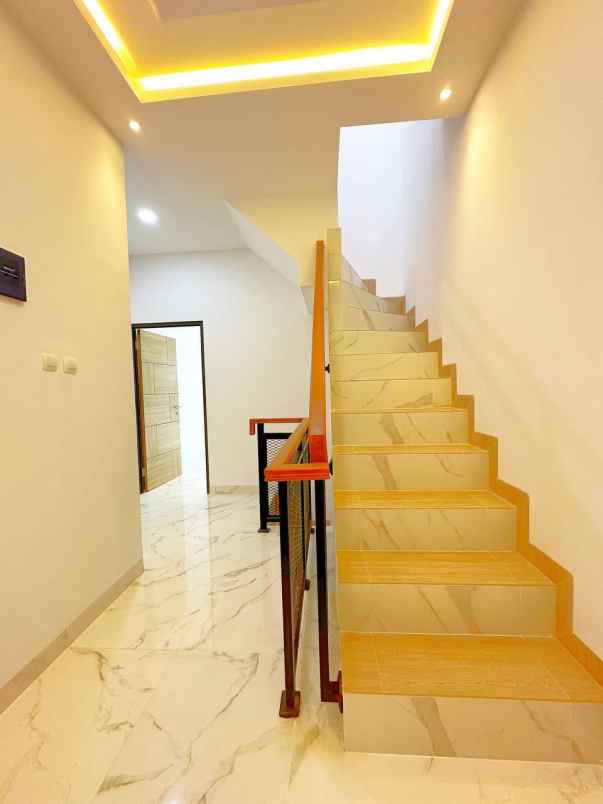 rumah town house 3 lantai