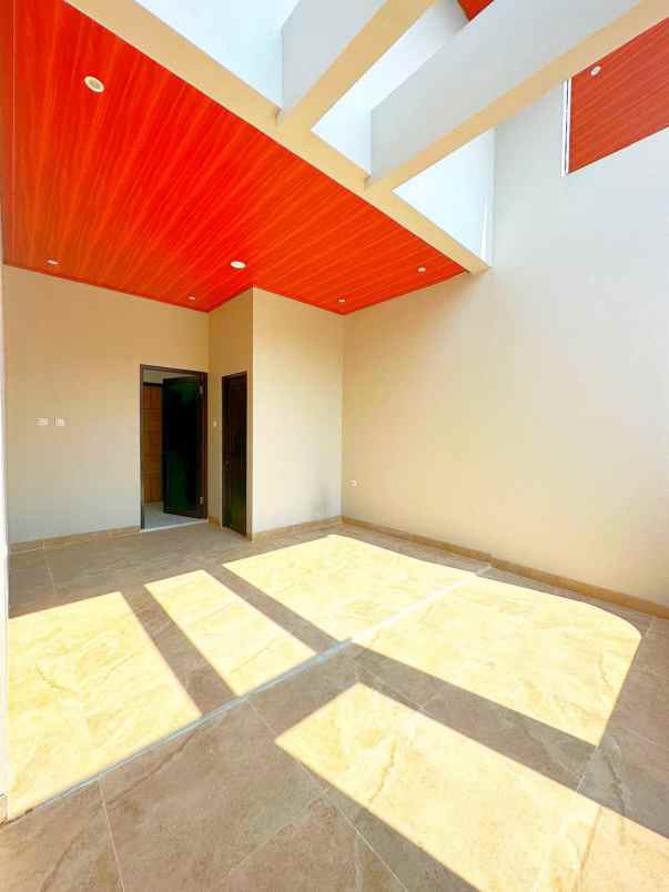 rumah town house 3 lantai