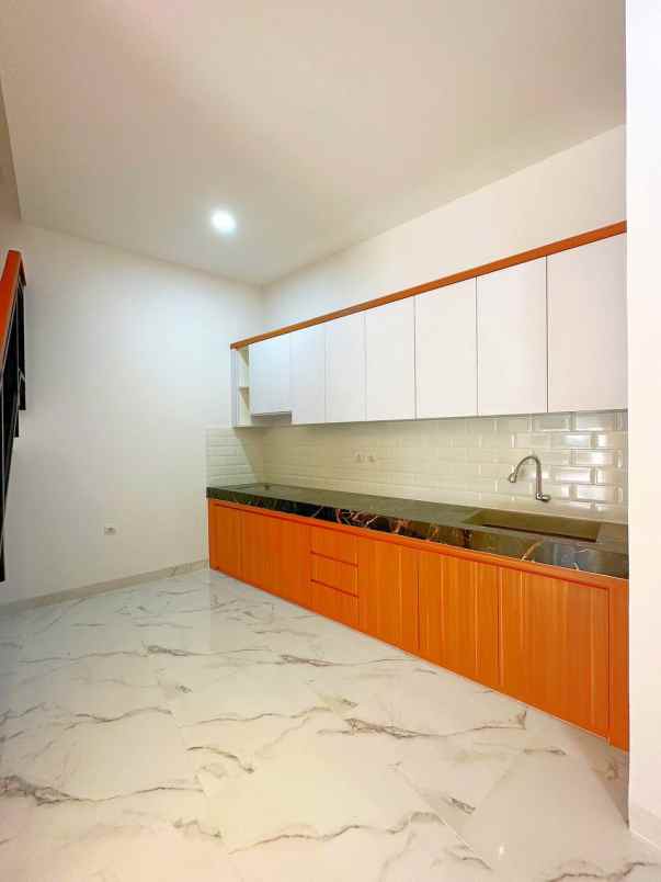 rumah town house 3 lantai