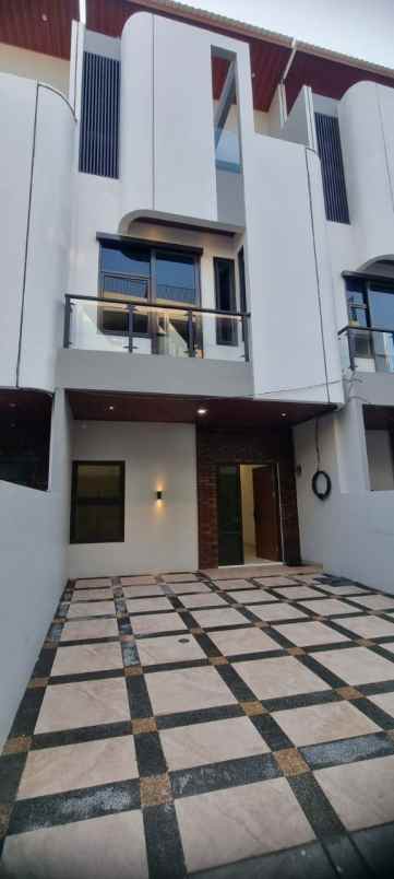 rumah town house 3 lantai