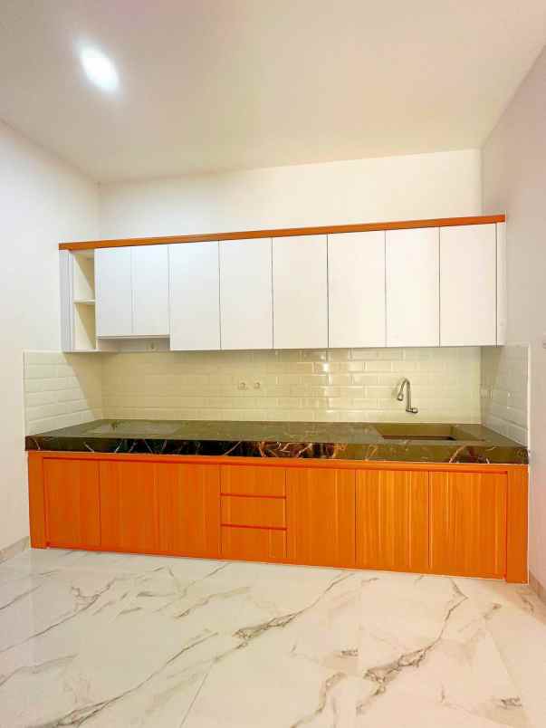 rumah town house 3 lantai