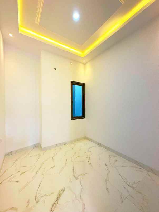 rumah town house 3 lantai