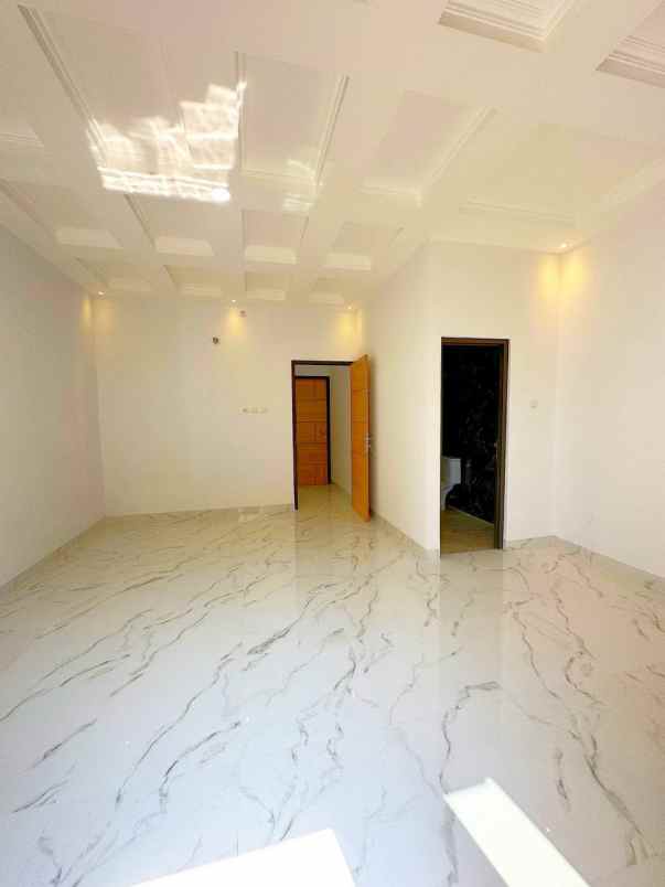 rumah town house 3 lantai