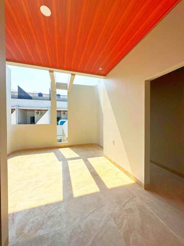 rumah town house 3 lantai