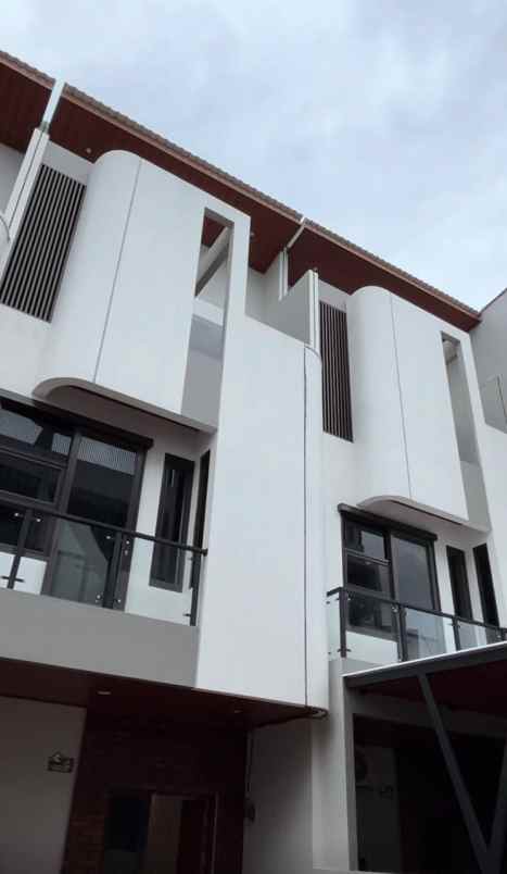 rumah town house 3 lantai