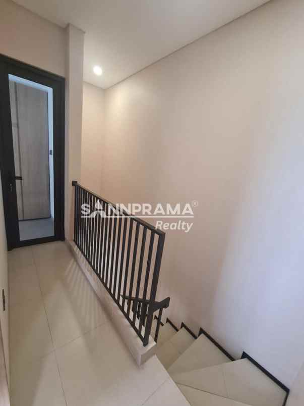 townhouse 3 lantai strategis di pondok labu jak sel