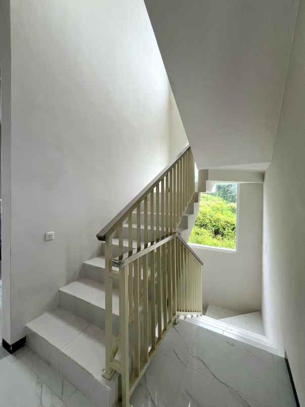 villa baru 3 lantai dekat wisata kota batu