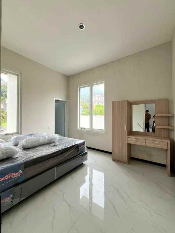 villa baru 3 lantai dekat wisata kota batu