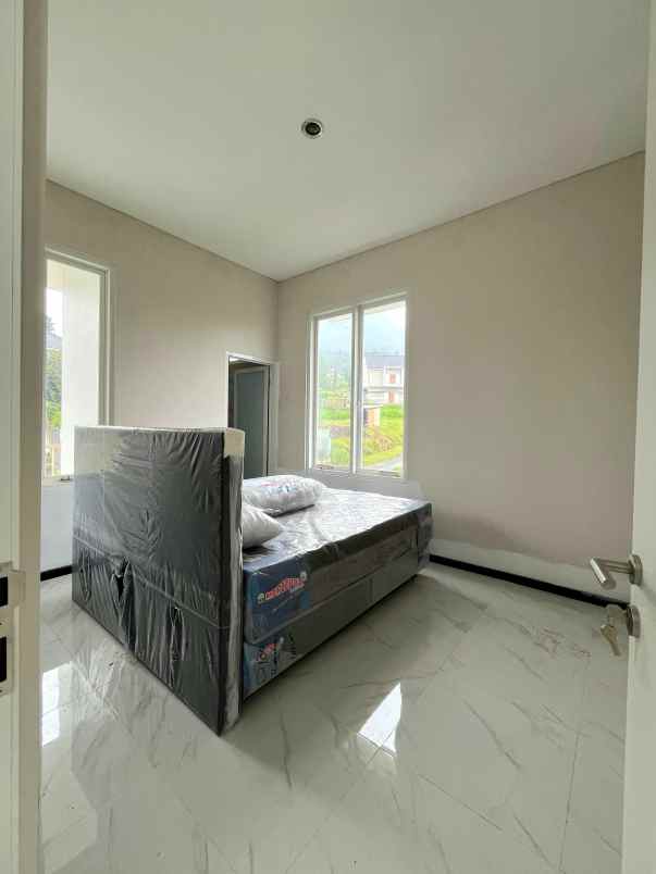 villa baru 3 lantai dekat wisata kota batu