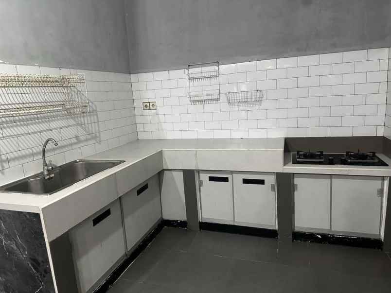 butuh segera laku jual rumah semolowaru elok