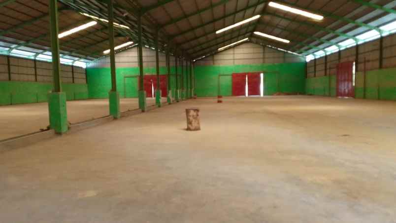 di seakan gudang di nol jalan provinsi loceret nganjuk