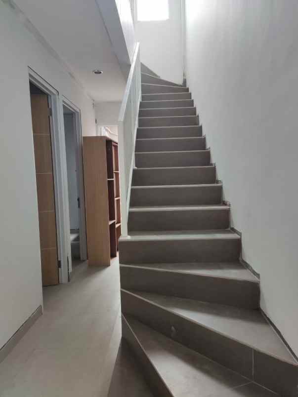 dijual kost kukusan depok