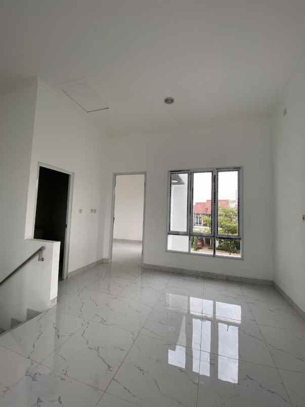 dijual rumah 2 lantai grand royale ciracas