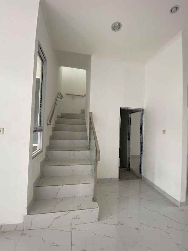 dijual rumah 2 lantai grand royale ciracas