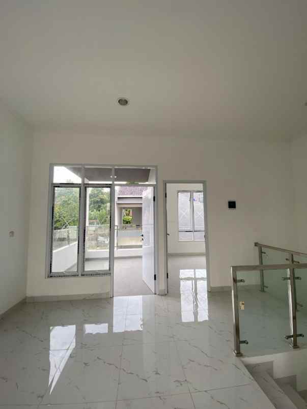 dijual rumah 2 lantai grand royale ciracas