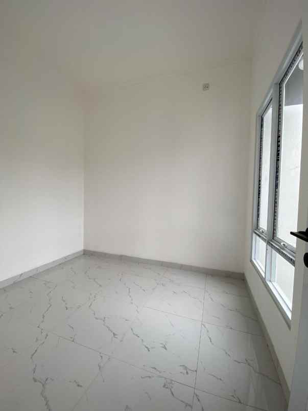 dijual rumah 2 lantai grand royale ciracas