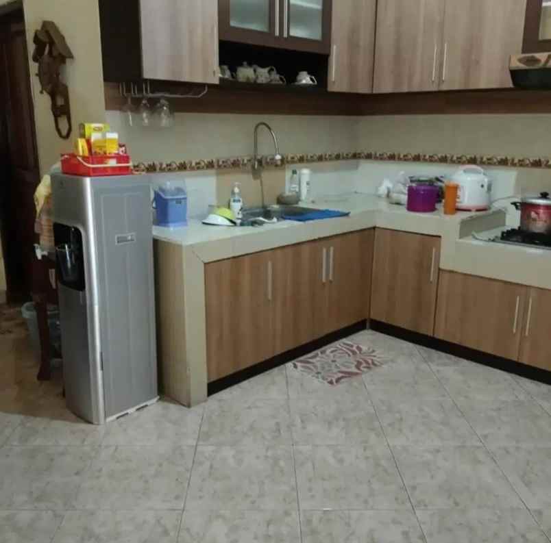 dijual rumah 2 lantai kawasan puri permata