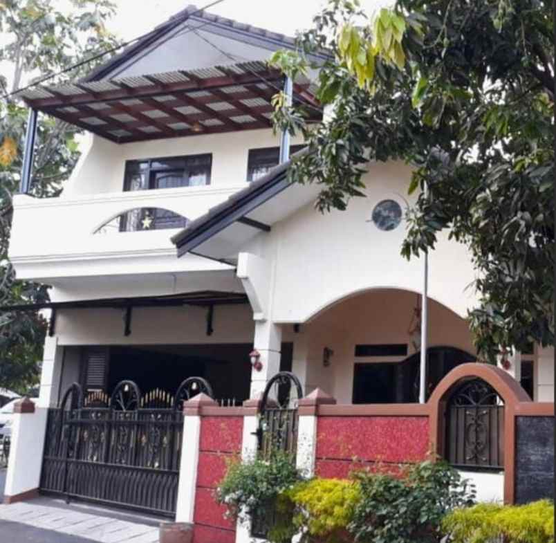 dijual rumah 2 lantai kawasan puri permata