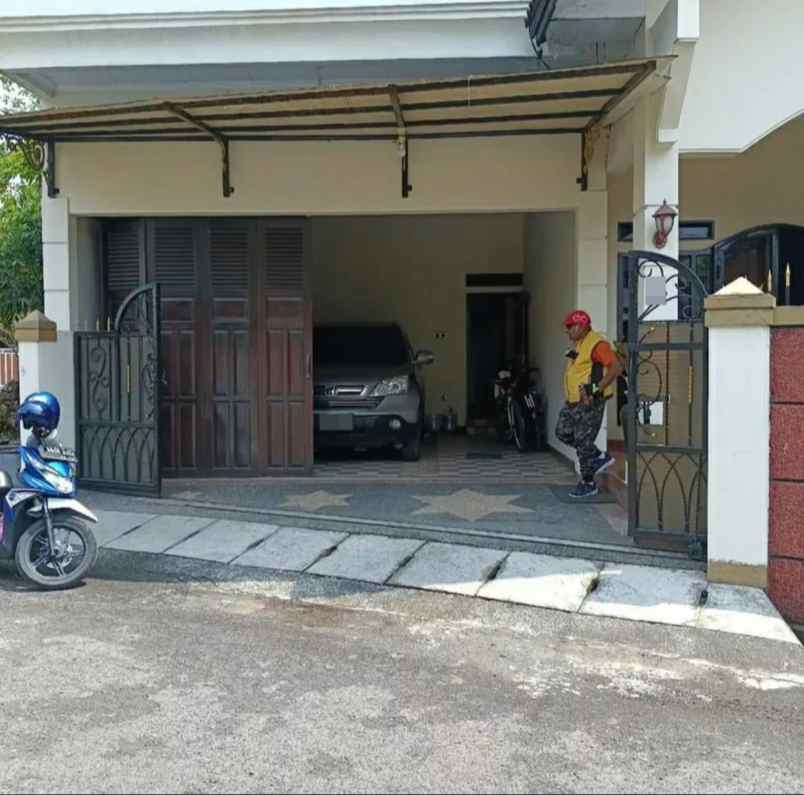 dijual rumah 2 lantai kawasan puri permata