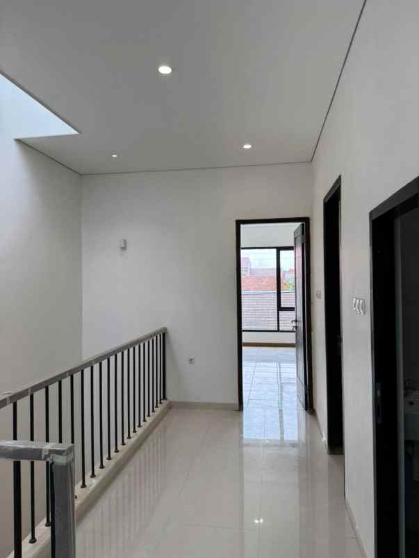 dijual rumah baru rawamangun