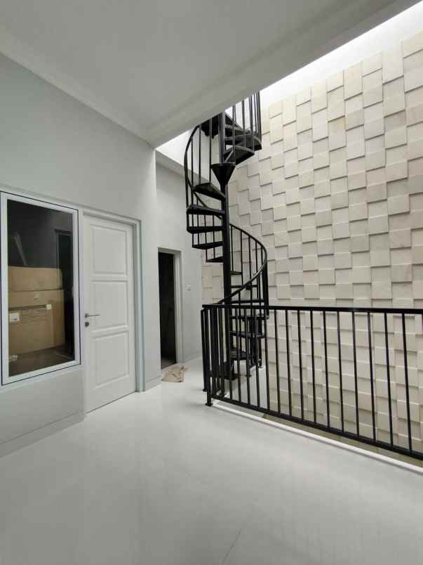 dijual rumah cantik dan mewah di daerah duren sawit