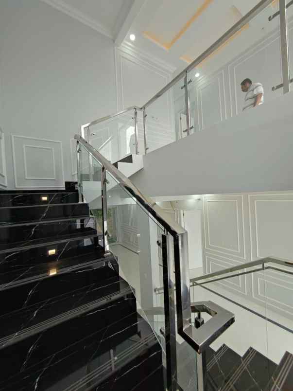 dijual rumah cantik dan mewah di daerah duren sawit