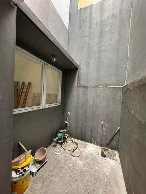 dijual rumah casavera