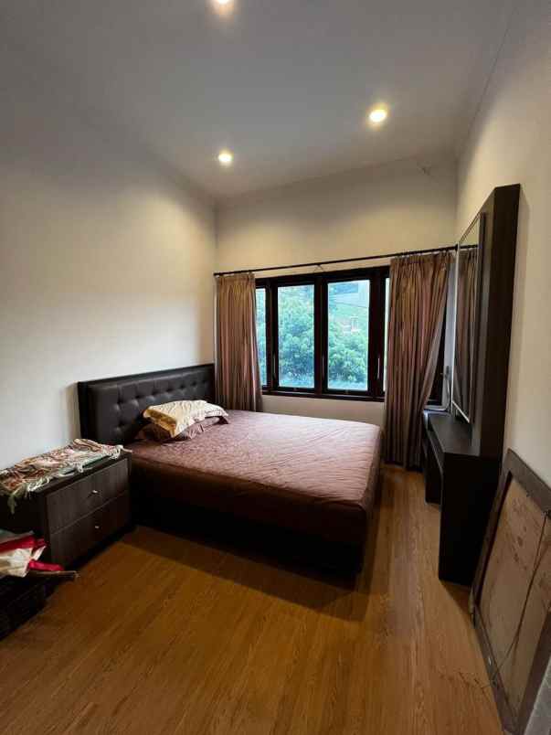 dijual rumah cipaku
