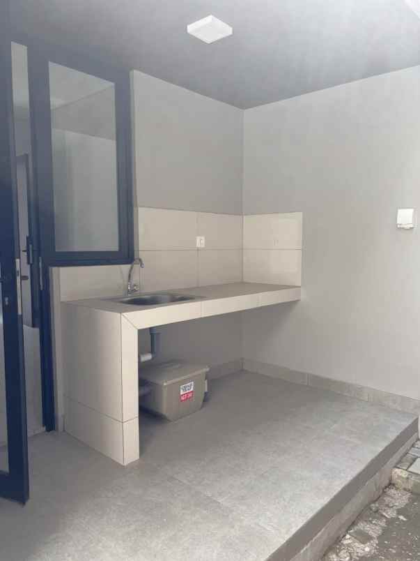 dijual rumah cluster viola summarecon