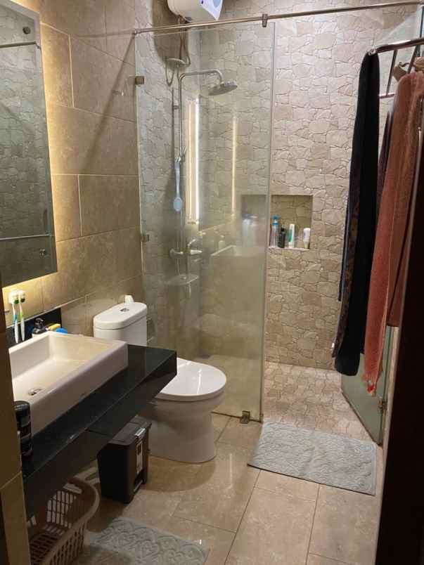 dijual rumah de latinos bsd cluster