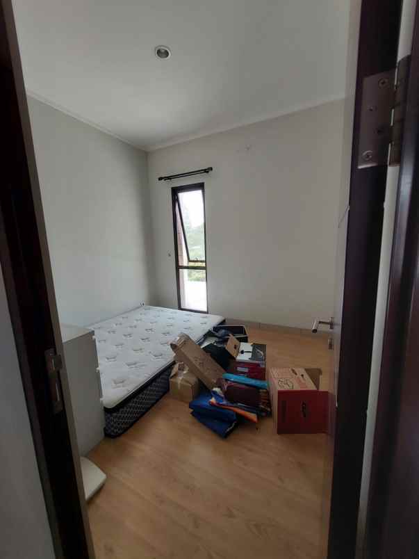 dijual rumah dekat mall di burgundy summarecon bekasi
